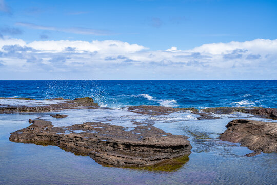  Tuff &mdash; Gray to brown bedded crystal-lithic tuff and lapilli tuff.  Lānaʻi Lookout, Honoulu, Oahu, Hawaii.