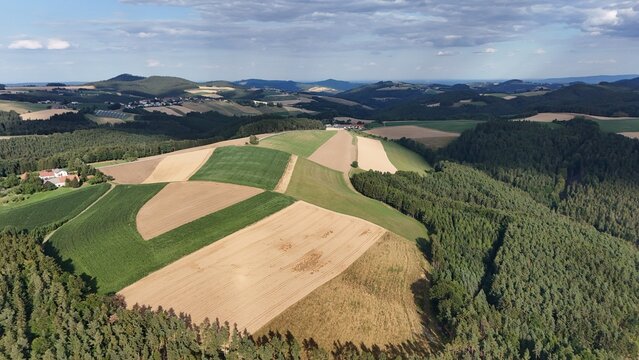 Blick &uuml;ber die Felder und &Auml;cker der Buckligen Welt, Landschaft in Nieder&ouml;sterreich