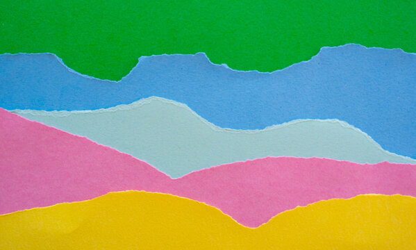 Fondo abstracto de papel rasgado en capas de colores vibrantes