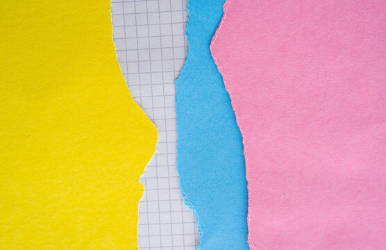 Fondo de papel rasgado en colores amarillo, azul y rosa con papel cuadriculado para dise&ntilde;o creativo