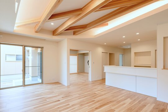 広々LDK木製梁デザイン住宅の明るい新築リビングダイニングキッチンの内装