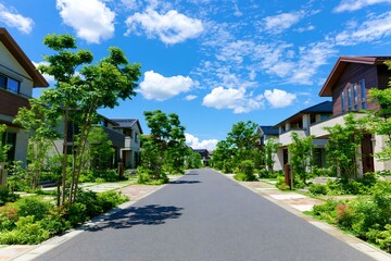 Obraz premium 青空の下に広がる新しい住宅街の風景安心の生活