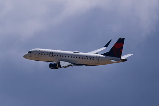 Sunport International Airport 7-19-2026 Albuquerque, NM USADelta Connection Embraer ERJ-175 N262SY departure from runway 8 at Albuquerque Sunport international airport.