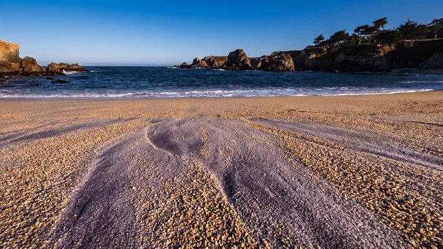 岩礁が点在する入り江と風紋の残る砂浜が広がる静かな海岸