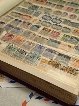 Antikes Briefmarkenalbum mit alten deutschen Briefmarken, Briefmarkensammlung, Philatelie 