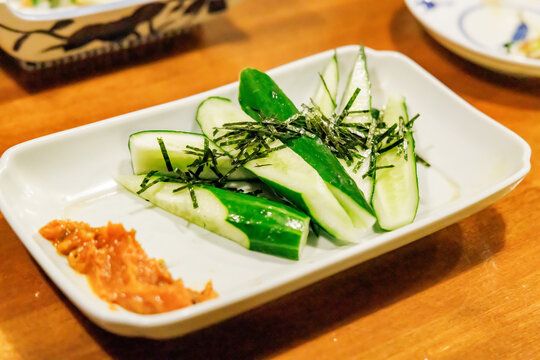 味噌と刻み海苔が添えられた新鮮なもろきゅう（きゅうり）