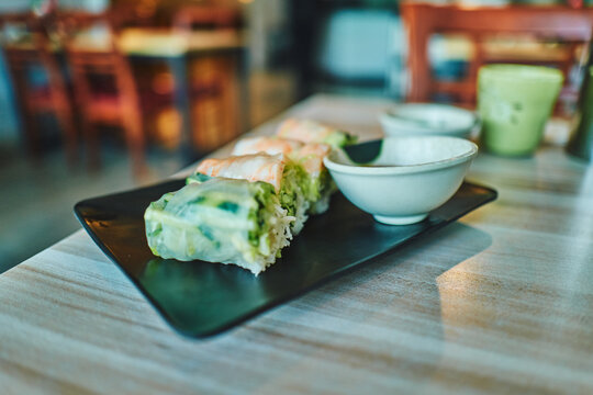Fresh Vietnamese spring rolls with dipping sauce