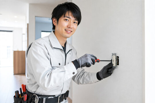 コンセントを交換する電気工事士