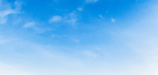 Obraz premium Soft blue sky fades to white at the horizon