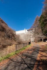 晩秋の長野県麻績村の北山ダム © Kazuki Yamada