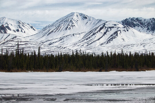 River and mountain on the Denali Highway