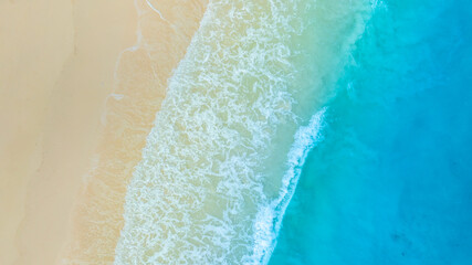 Obraz premium Nature of the ocean and blue sky Summer with sunshine, sandy beaches, clear blue waters sparkling against the blue sky. on an island with good ecology and environment Background for summer vacation