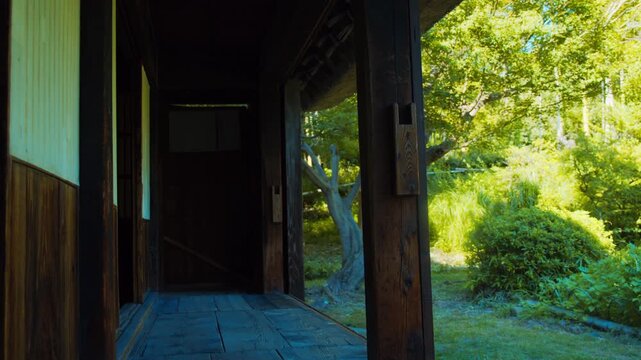 新緑の庭園と陽光が差し込む古民家の縁側廊下 4Kシネマティック映像素材