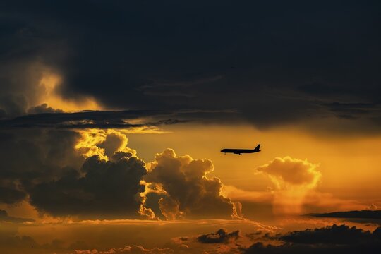 Storm clouds aircraft Vietnam Airlines Airbus A321-200, Bangkok, Thailand