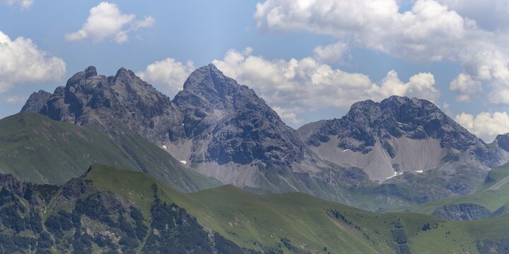 Mountain panorama of Marchspitze, 2614 m, Gro&szlig;er Krottenkopf, 2657 m, Kleiner Krottenkopf, 2553 m, Heilbronner Kopf, 2425 m, and first peaks of the Hornbach range, Allg&auml;u, Bavaria, Germany