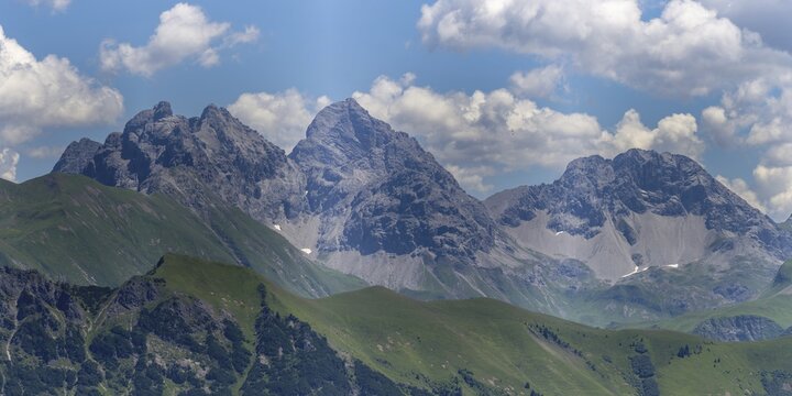 Mountain panorama of Marchspitze, 2614 m, Gro&szlig;er Krottenkopf, 2657 m, Kleiner Krottenkopf, 2553 m, Heilbronner Kopf, 2425 m, and first peaks of the Hornbach range, Allg&auml;u, Bavaria, Germany