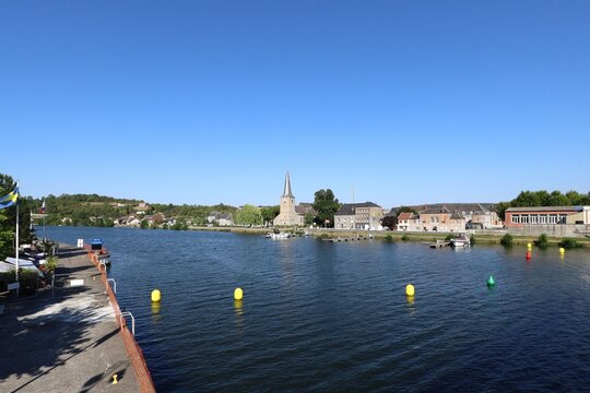 La rivi&egrave;re la Meuse, canal de l'Est, ville de Givet, d&eacute;partement des Ardennes, France