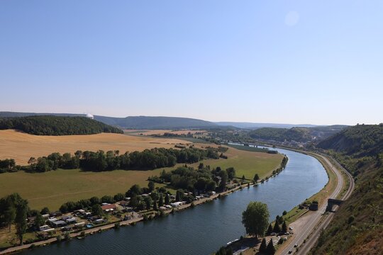 La rivi&egrave;re la Meuse, canal de l'Est, ville de Givet, d&eacute;partement des Ardennes, France