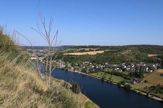 La rivi&egrave;re la Meuse, canal de l'Est, ville de Givet, d&eacute;partement des Ardennes, France