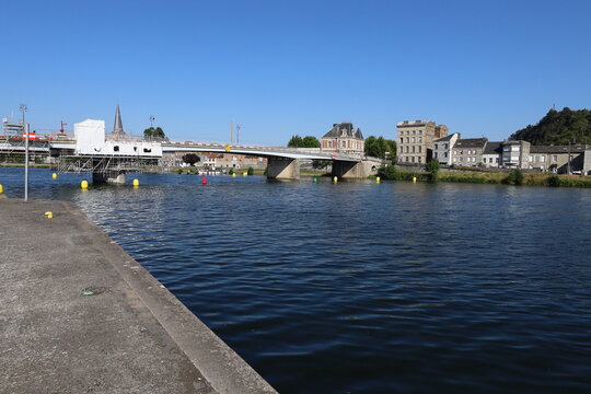 La rivi&egrave;re la Meuse, canal de l'Est, ville de Givet, d&eacute;partement des Ardennes, France