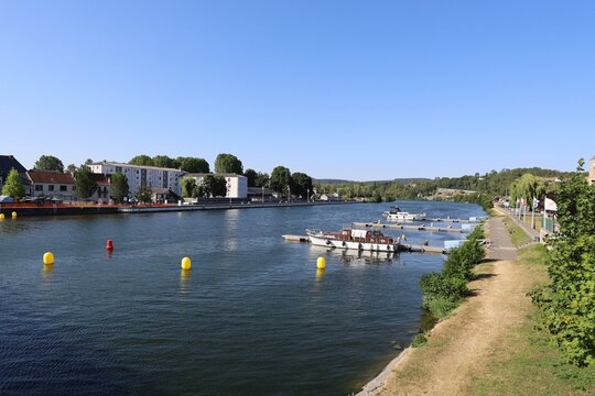 La rivi&egrave;re la Meuse, canal de l'Est, ville de Givet, d&eacute;partement des Ardennes, France