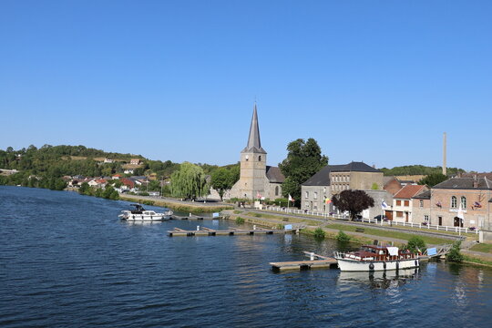 La rivi&egrave;re la Meuse, canal de l'Est, ville de Givet, d&eacute;partement des Ardennes, France
