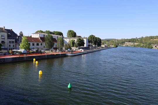 La rivi&egrave;re la Meuse, canal de l'Est, ville de Givet, d&eacute;partement des Ardennes, France