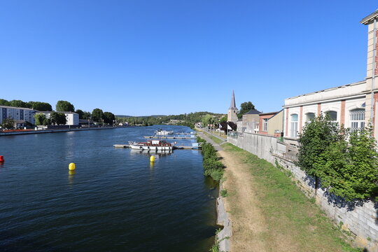 La rivi&egrave;re la Meuse, canal de l'Est, ville de Givet, d&eacute;partement des Ardennes, France