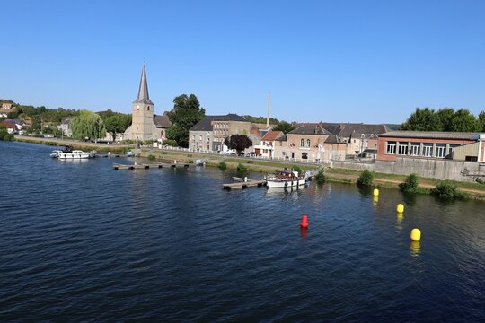 La rivi&egrave;re la Meuse, canal de l'Est, ville de Givet, d&eacute;partement des Ardennes, France