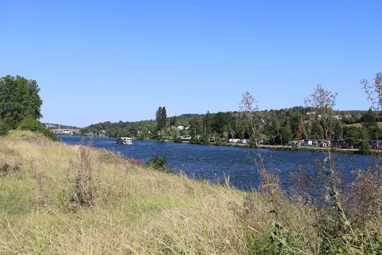 La rivi&egrave;re la Meuse, canal de l'Est, ville de Givet, d&eacute;partement des Ardennes, France