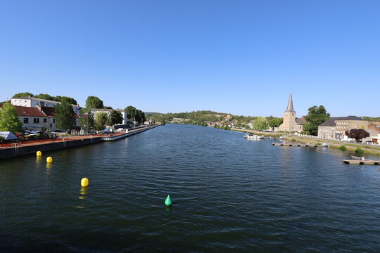 La rivi&egrave;re la Meuse, canal de l'Est, ville de Givet, d&eacute;partement des Ardennes, France