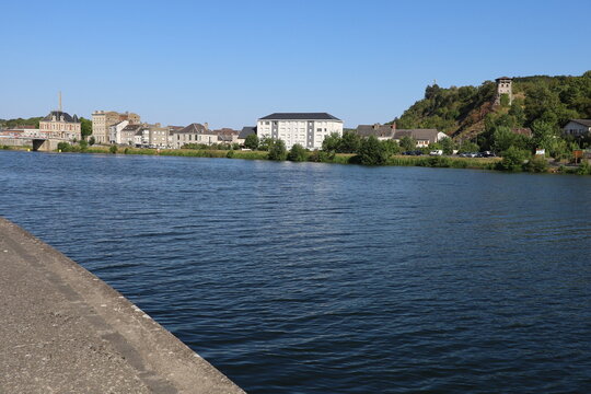 La rivi&egrave;re la Meuse, canal de l'Est, ville de Givet, d&eacute;partement des Ardennes, France