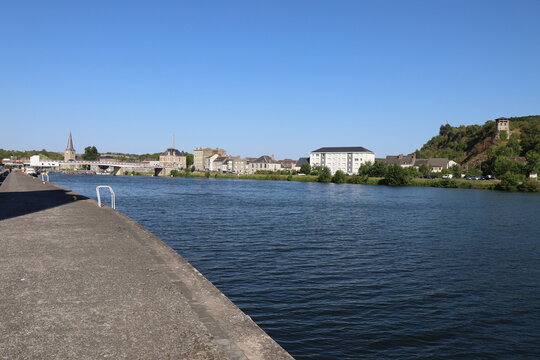 La rivi&egrave;re la Meuse, canal de l'Est, ville de Givet, d&eacute;partement des Ardennes, France