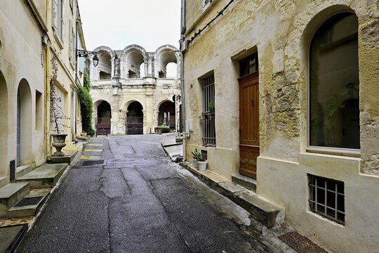 Side alleyway with view of the Roman Amphitheatre, Arles, Southern France, France