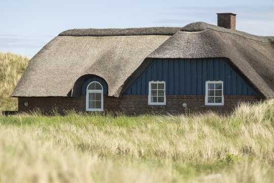 Traditional thatched house, Sorteb&aelig;rdalen Strand, Houvig, North Sea, Denmark