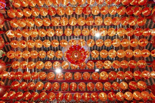 Traditional Chinese lanterns, numerous lanterns hanging from the ceiling, Wat Mangkon Kamalawat, Yaowarat Road, Chinatown, Bangkok, Thailand