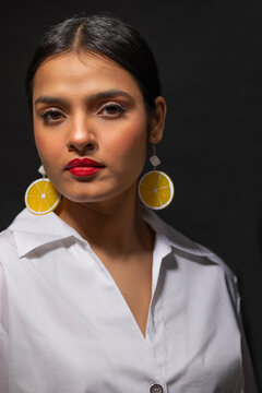 PORTRAIT OF A STYLISH YOUNG WOMAN LOOKING AT CAMERA