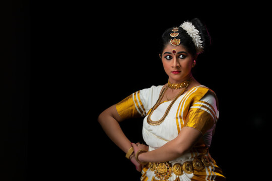 Mohiniattam dancer looking in anger in Mushti mudra