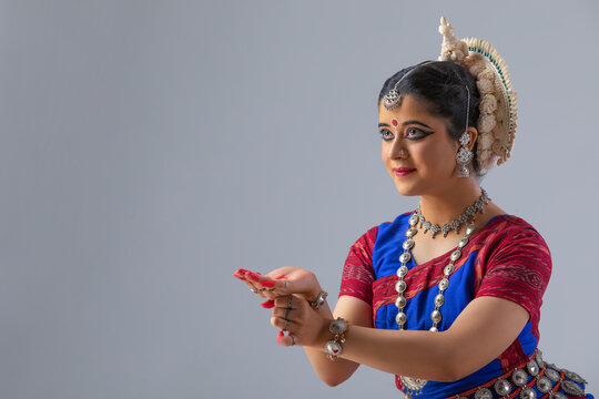 Odissi dancer performing push poota mudra