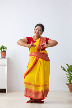 Kuchipudi dancer in Katakaavardanam mudra depicting coronation