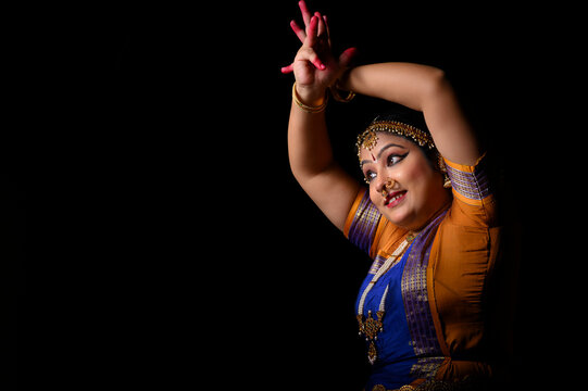 Kuchipudi dancer in Alapadma mudra