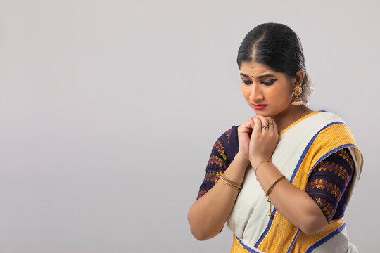 Mohiniattam dancer showing worry in Mushti mudra