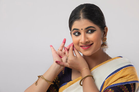 Mohiniattam dancer in Hamsasya mudra wearing earrings