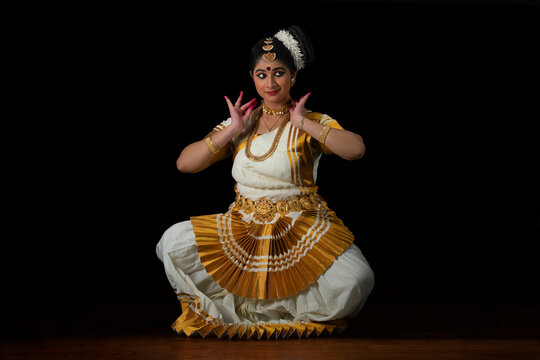 Mohiniattam dancer wearing a necklace in her performance