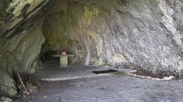 Grotta di San Pier Damiani, un'incredibile cavit&agrave; naturale nascosta tra i sentieri del Monte Catria
