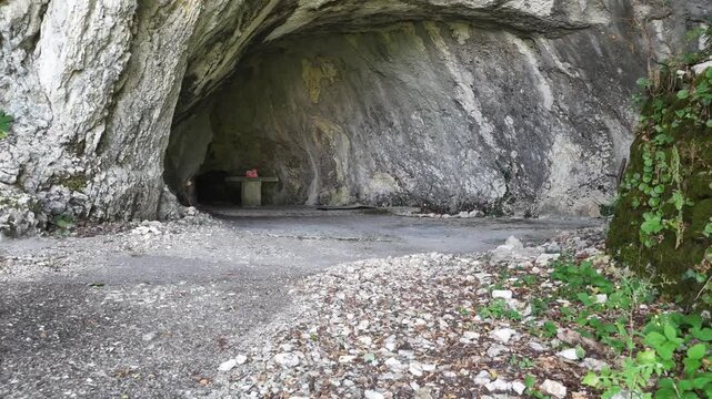 Grotta di San Pier Damiani, un'incredibile cavit&agrave; naturale nascosta tra i sentieri del Monte Catria
