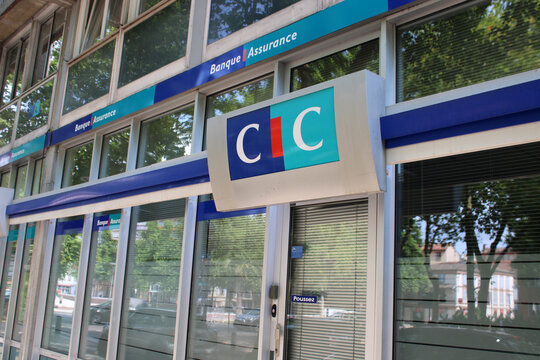 Devanture d'une agence CIC Banque et Assurance