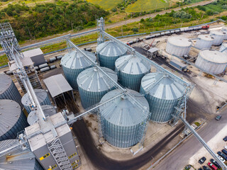 Industrial storage area with grain silos and transport tracks in a rural setting © DSMT