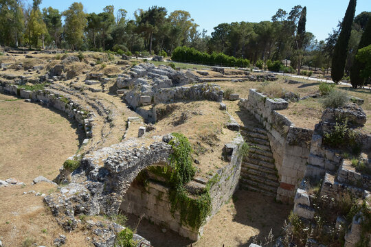 Syracuse, th&eacute;atre grec creus&eacute; dans la roc - Sicile - Italie