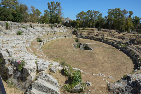 Syracuse, th&eacute;atre grec creus&eacute; dans la roc - Sicile - Italie